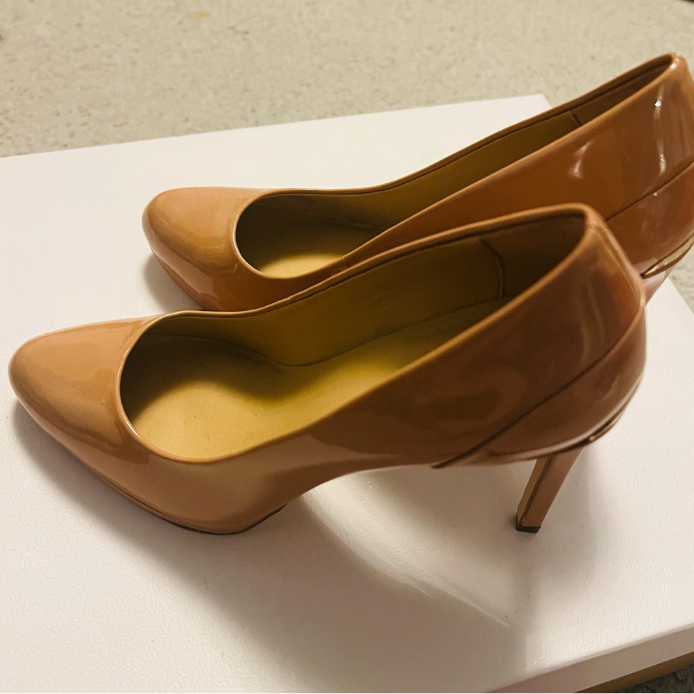 New Michael Kors Tan Heels Classic Pumps with Gold Accent